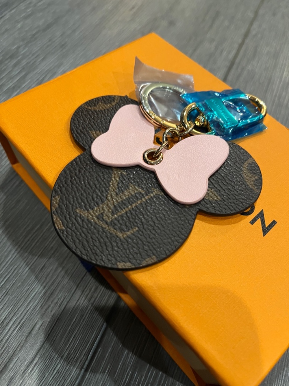 Louis Vuitton Brown Monogram Minnie Key / Bag Charm with Pink Bow - Picture 3 of 4